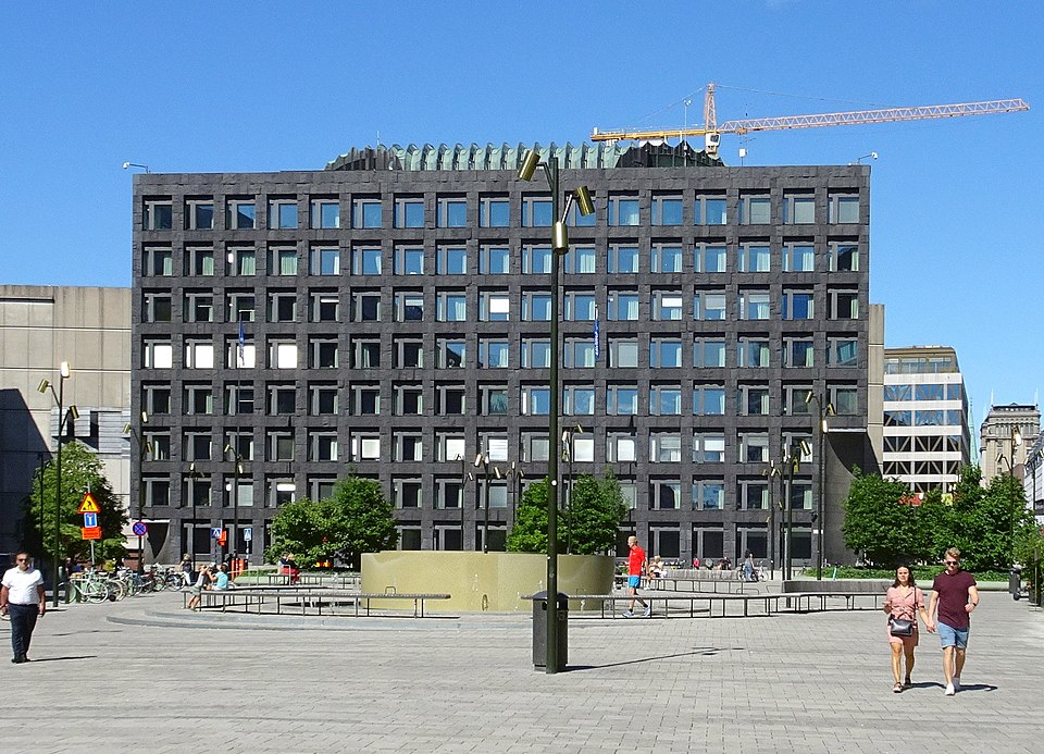 Bild: <a href="https://commons.wikimedia.org/wiki/File:Sveriges_Riksbank,_Brunkebergstorg,_2020.jpg" target="_blank" rel="noopener">Holger.Ellgaard, Wikimedia Commons (CC BY-SA 4.0)</a>