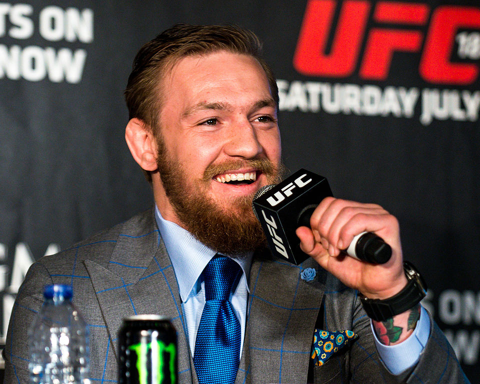 <p>Bild: <a href="https://commons.wikimedia.org/wiki/File:UFC_189_World_Tour_Aldo_vs._McGregor_London_2015_(18776759002)_(cropped).jpg" target="_blank" rel="noopener">@Andrius Petrucenia (CC BY-SA 2.0)</a></p>